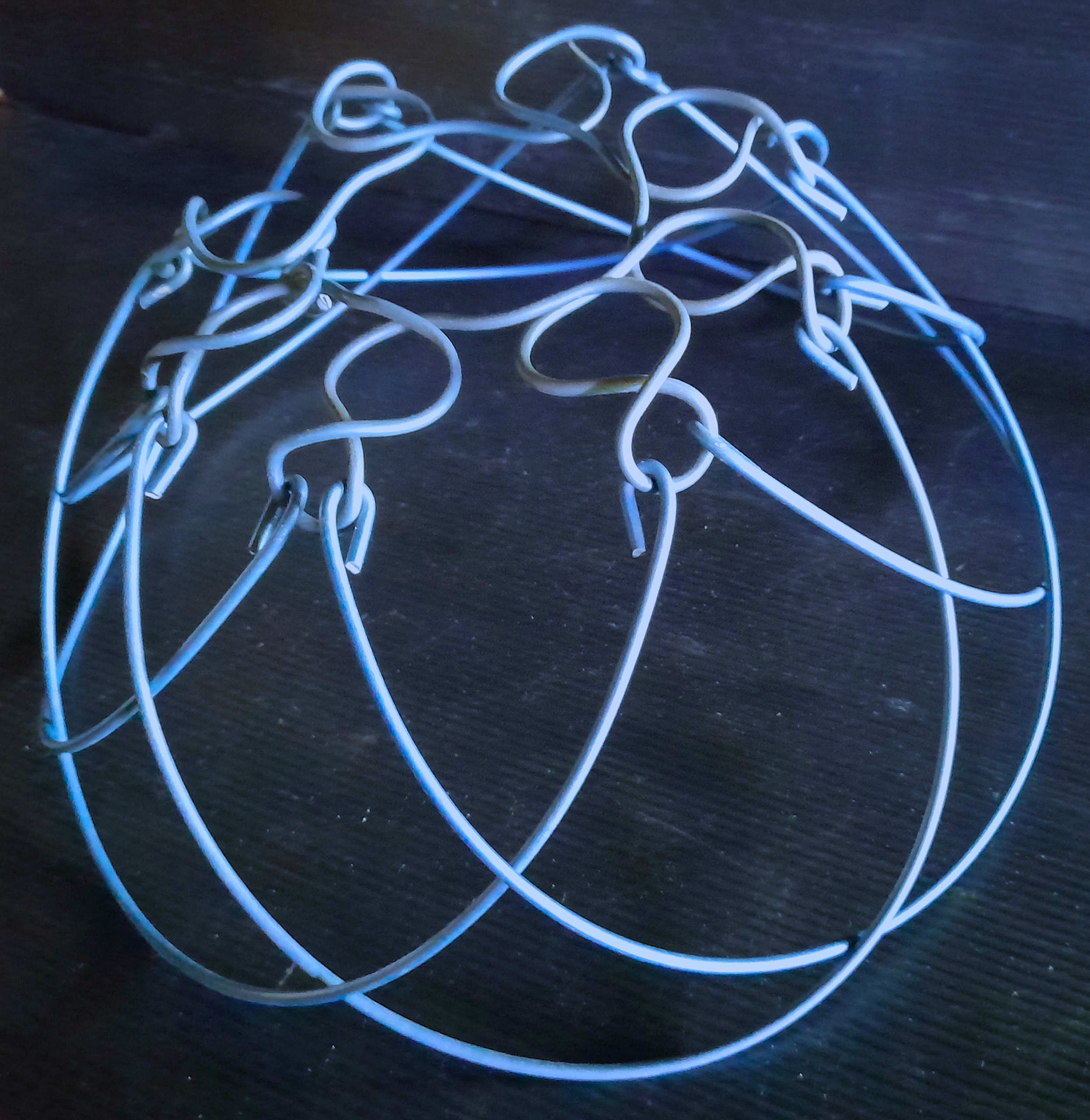25cm Blue wire hanging basket, handmade, no welds, long lasting - Image 5